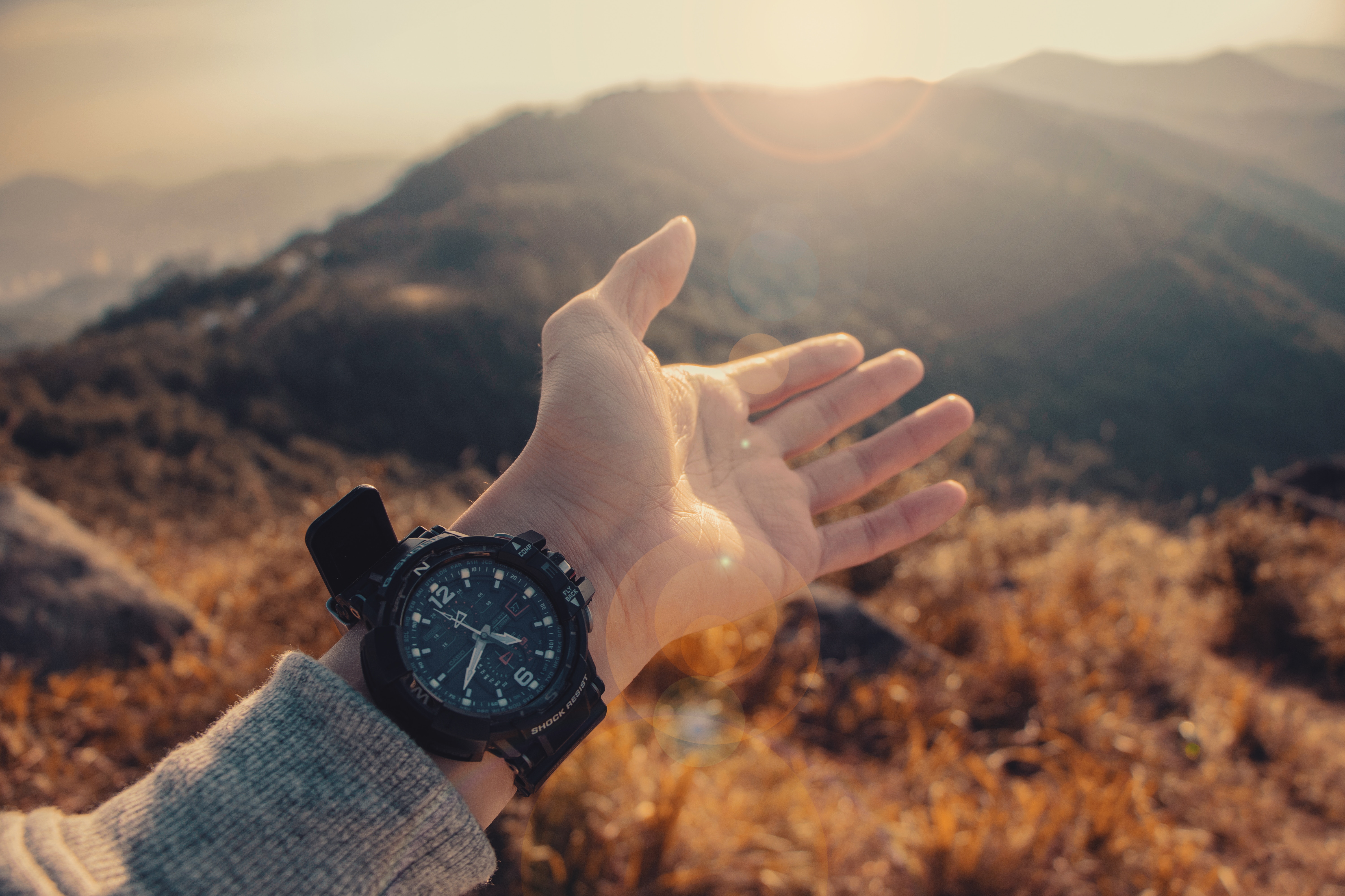 Руки в гору. Рука человек с боку с часами. Присутствовать в моменте. Mountain watch. Unsplash бесплатно фото девушка и часы.